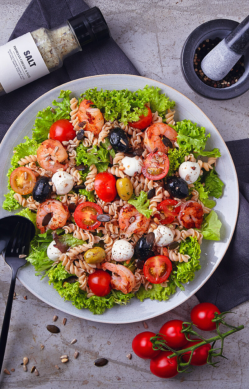 Tutti Frutti 🥗 | Salat mit Vollkorn-Nudeln, Mozzarella, Garnelen & Oliven