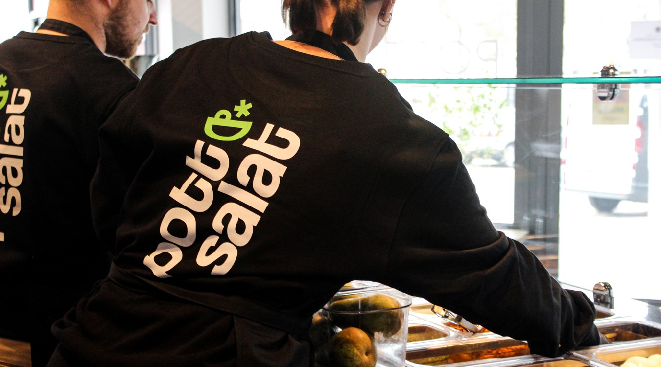 Eine Gastronomie-Mitarbeiterin an der Saladette im Pottsalat-Store